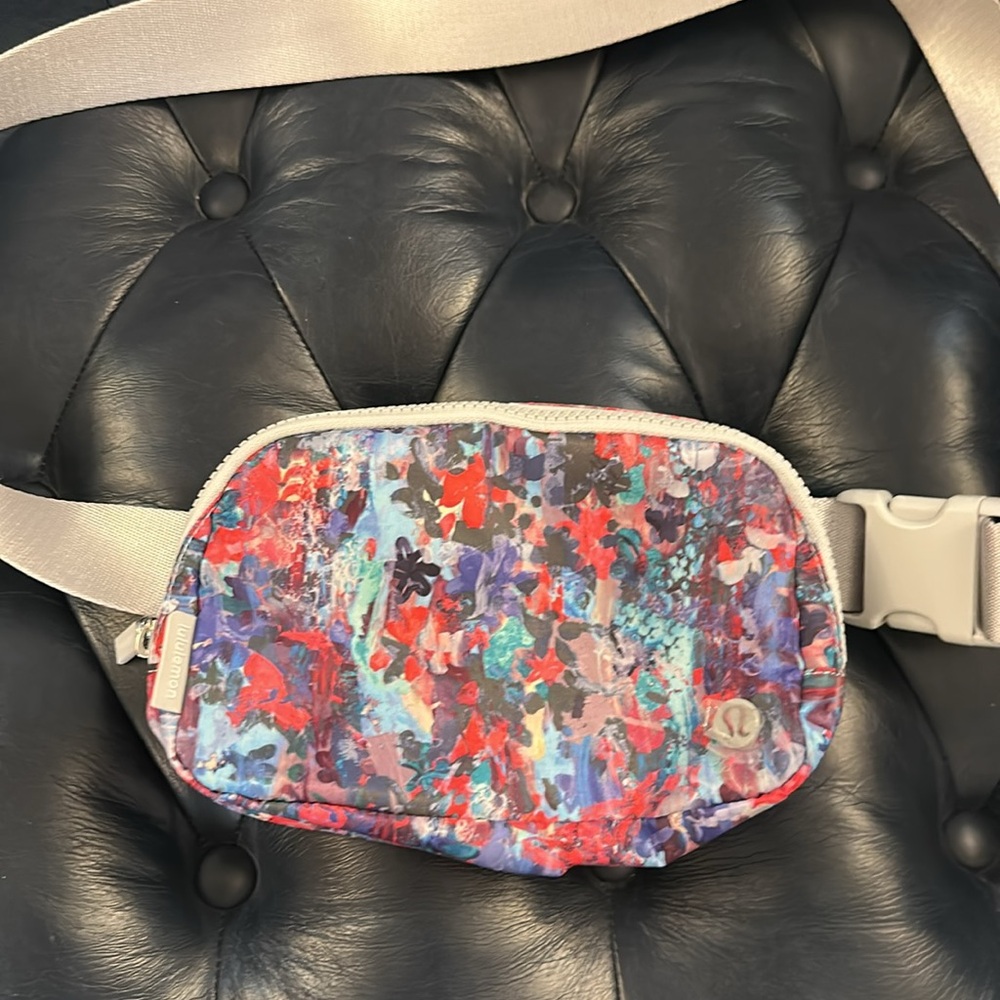 Lululemon everywhere belt *brand new without tags*